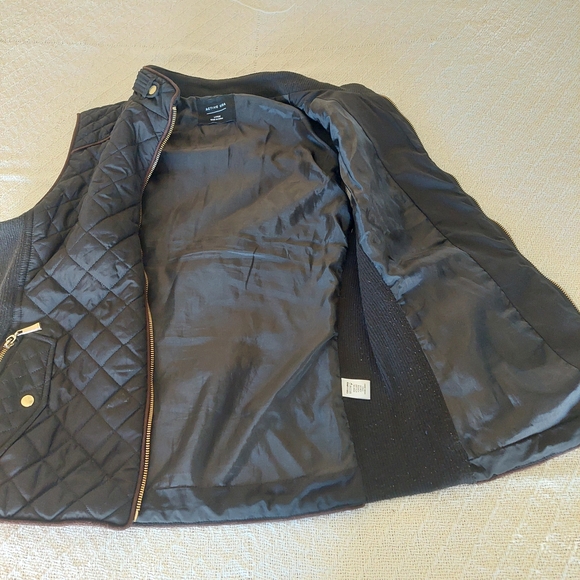 Active USA Black Quilted Vest with Gold Accents - Picture 6 of 8